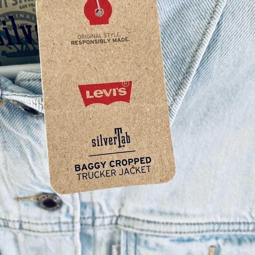 WOMEN'S Levi's® Silvertab™ Cropped Trucker Jean Jacket - Picture 12 of 15